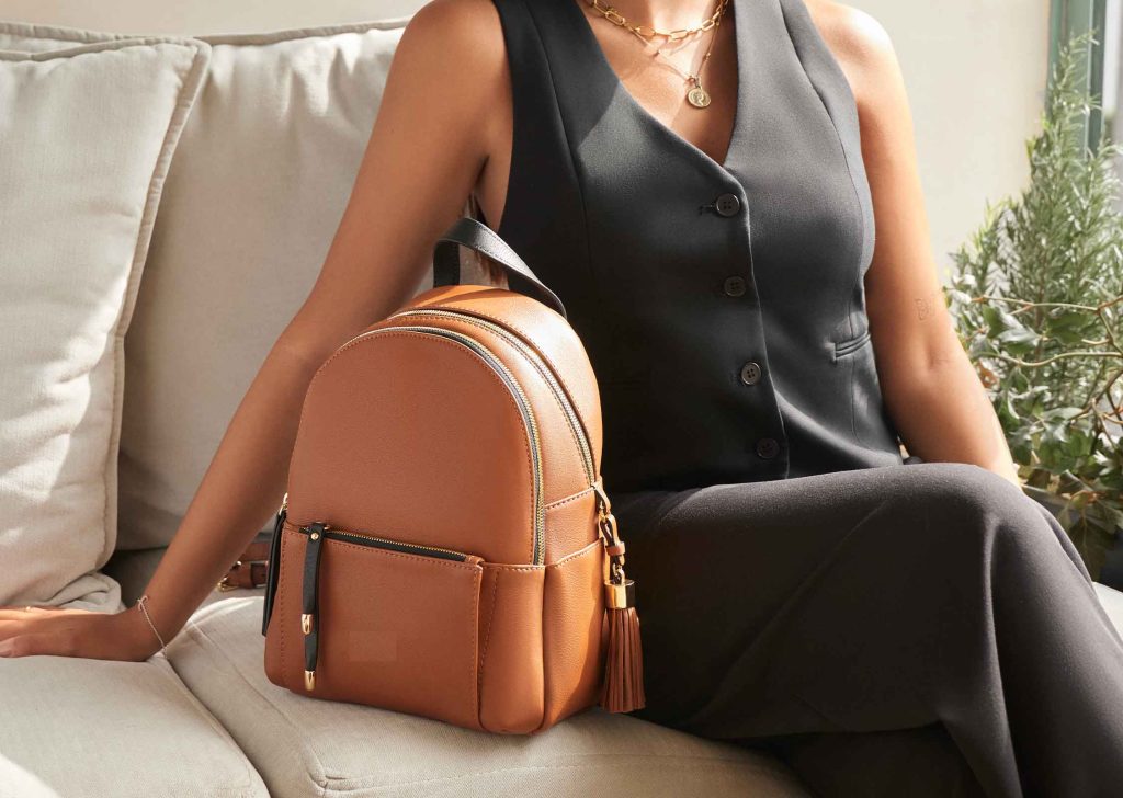 Tendencias en carteras y mochilas que marcarán la moda este año
